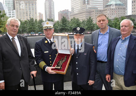 Tschechische Präsident Milos Zeman, (links) Respekt für die Opfer der Terroranschläge vom 11. September 2001 auf dem Gelände des World Trade Center in New York, USA, am 29. September 2015 bezahlt. Zeman traf New Yorker Feuerwehrleuten, die die entscheidende Rolle bei der Rettungsaktion nach den Anschlägen von 2001 und gab ihnen ein Bild eines Denkmals der 343 der amerikanischen Feuerwehr Verstorbenen in die Rettungsaktion, die in Prag vor fünf Jahren gebaut wurde, und eine Statue des Heiligen Florian, Schutzpatron der Feuerwehrleute. Zeman auch legte Blumen auf den Namen des tschechischen Opfer, Lukas Rambousek und traf Rambousek´s Vater Micha Stockfoto