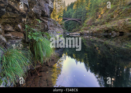 Bogenbrücke über East Fork Lewis River am Moulton Falls Park im US-Bundesstaat Washington Stockfoto