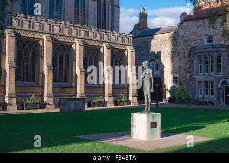Elisabeth Frink Skulptur, Ansicht einer Statue von St. Edmund von Dame Elisabeth Frink in der Kathedrale in der Nähe, Bury St. Edmunds, Suffolk UK. Stockfoto