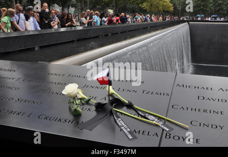 Tschechische Präsident Milos Zeman, Respekt für die Opfer der Terroranschläge vom 11. September 2001 auf dem Gelände des World Trade Center in New York, USA, am 29. September 2015 bezahlt. Zeman legte Blumen auf den Namen des tschechischen Opfer, Lukas Rambousek und Rambousek´s Vater Michael getroffen. (CTK Foto/Ales Zapotocky) Stockfoto