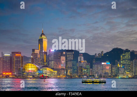 Skyline von Hong Kong Island, Mong Kok Distrcit in der Nacht Stockfoto