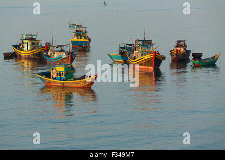 Boote aus Fischerdorf Mũi Né, Bình Thuận Provinz, Vietnam verankert Stockfoto