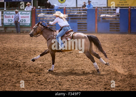 Cowgirl Faßlaufen, Morris Frolic & Rodeo, Oregon, USA Stockfoto