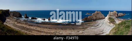 Panoramablick über den Strand Arnia, in der Nähe von Santander, Kantabrien, Spanien. Stockfoto