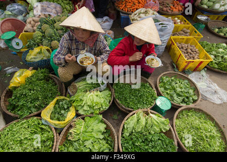 Frauen essen Nudeln in Dong Ba-Markt, Hue, Vietnam Stockfoto