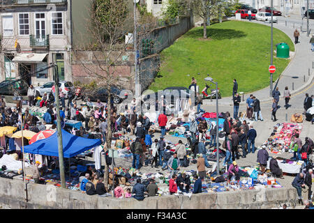 Vandoma Flohmarkt in Porto, Portugal, traditionelle portugiesische Samstag Basar für gebrauchte gebrauchte Artikel Stockfoto