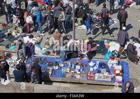 Vandoma Flohmarkt in Porto, Portugal, traditionelle portugiesische Samstag Basar für gebrauchte gebrauchte Artikel Stockfoto