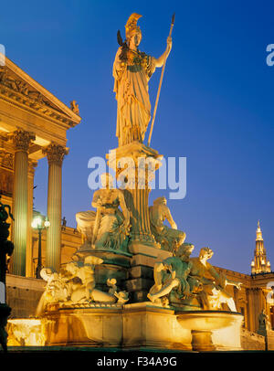 Wien, Österreich. Das Athena Brunnen (Pallas-Athene-Brunnen) vor dem österreichischen Parlament Gebäude. Der Brunnen wurde erstellen Stockfoto