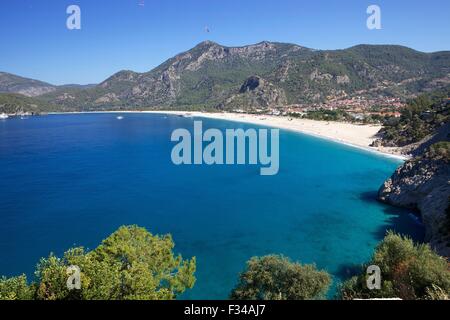 Ein Blick durch die Kiefern von Olu Deniz Bucht und die blaue Lagune, Fethiye, Türkei. Stockfoto