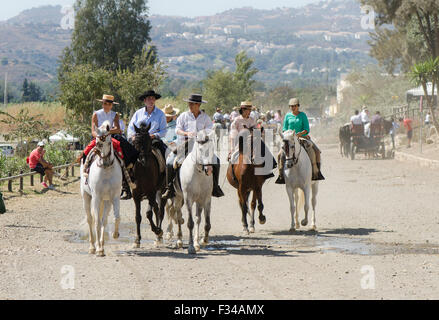 Männer und Frauen auf Pferden, traditionelle katholische Wallfahrt Romeria Virgen del Rosario, Fuengirola, Andalusien, Spanien. Stockfoto