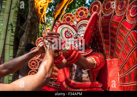 Theyyam Ritual durchgeführt im Bereich der Kannur, Kerala, Indien. Stockfoto