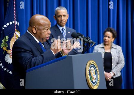 US-Präsident Barack Obama hört mit Attorney General Loretta Sanchez Kongressabgeordnete John Lewis Bemerkungen zum 50. Jahrestag des Voting Rights Act 6. August 2015 in Washington, DC liefert. Stockfoto