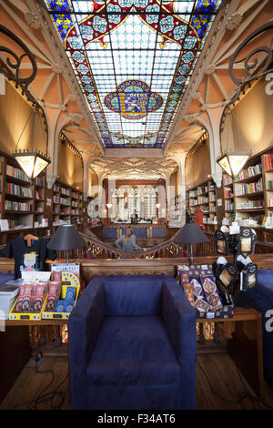 Buchhandlung Lello & Irmao Interieur mit Oberlicht-Fenster in Porto, Portugal Stockfoto