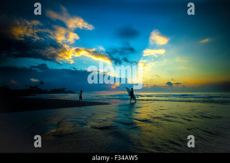 Surfer bei Sonnenaufgang. Bali. Indonesien. Stockfoto