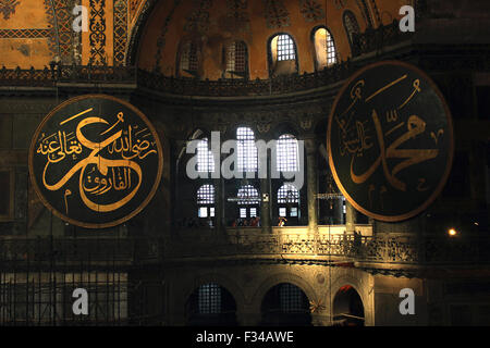 Istanbul, Türkei, Bild 17. September 2015 - zeigt das Innere der Hagia Sophia und ein großes Schild mit arabischer Kalligraphie. Stockfoto