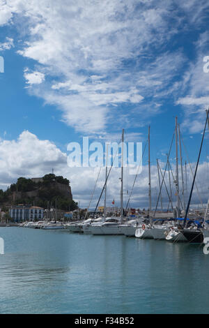 Boote vertäut am Denia Yachthafen mit Burg von Denia im Hintergrund. Costa Blanca Spanien Stockfoto