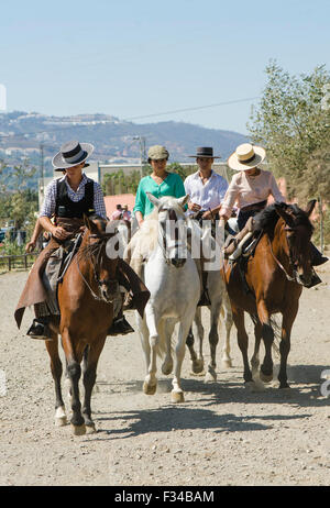 Männer und Frauen auf Pferden, traditionelle katholische Wallfahrt Romeria Virgen del Rosario, Fuengirola, Andalusien, Spanien. Stockfoto