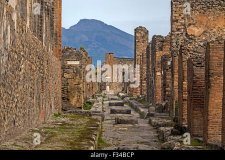 Blick auf Vesuv aus zerstörten Straße Pompeji-Italien Stockfoto