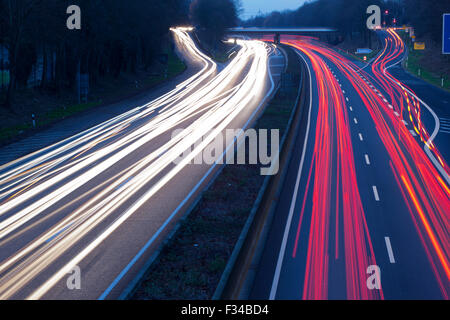 Rote und weiße Datenverkehr Routen auf der deutschen Autobahn, Autobahn A40 in Mülheim an der Ruhr Stockfoto