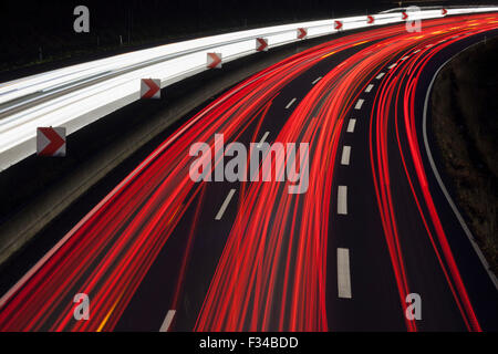 Rote und weiße Datenverkehr Routen auf der deutschen Autobahn, Autobahn A40 in Mülheim an der Ruhr Stockfoto