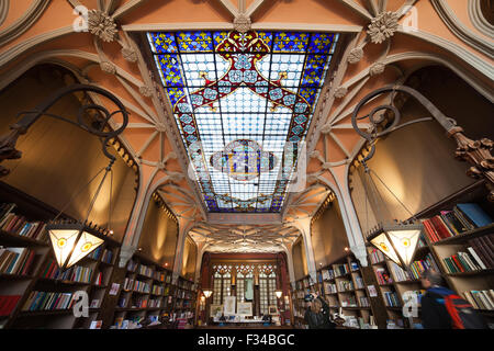 Buchhandlung Lello & Irmao Interieur mit Oberlicht Glasfenster in Porto, Portugal Stockfoto