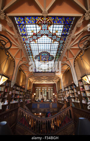 Buchhandlung Lello & Irmao Interieur mit Oberlicht in Porto, Portugal Stockfoto