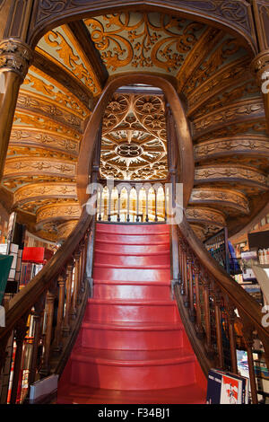 Lello und Irmao Buchhandlung Innentreppe in Porto, Portugal Stockfoto