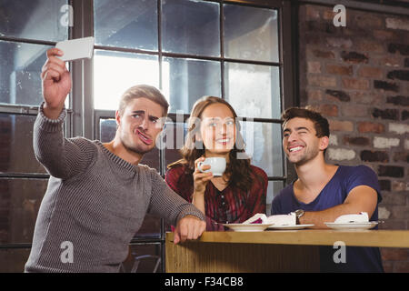 Freunde, Kaffee zu trinken und dabei lustig selfies Stockfoto