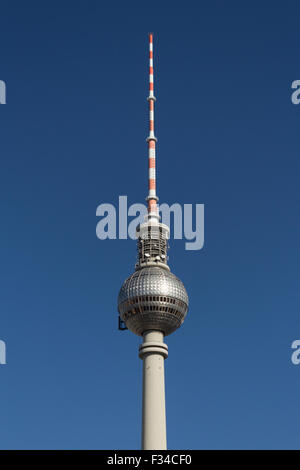 TV-Tower Berlin, Deutschland isoliert auf blauen Himmel Stockfoto