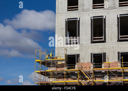 Bauarbeiter auf Gerüste - Gebäude Fassade Baustelle Stockfoto