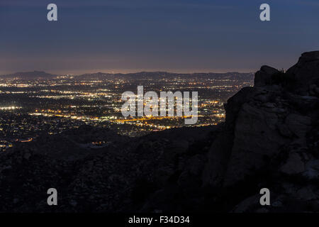 Blick auf Los Angeles die Berge von San Fernando Valley von den schroffen Felsformationen in Rocky Peak Park. Stockfoto