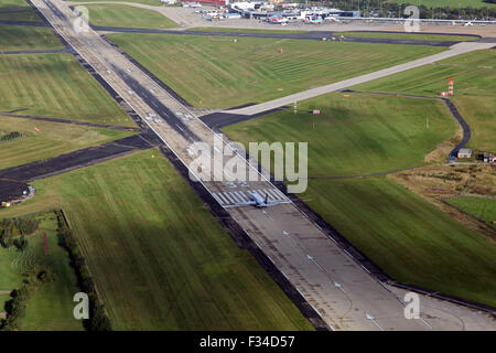 Luftaufnahme eines RyanAir-Jets abheben aus Leeds Bradford International Airport, UK Stockfoto