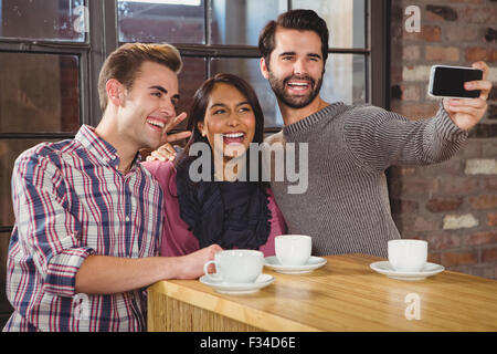 Gruppe von Freunden auf ihrem smartphone Stockfoto