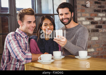Gruppe von Freunden unter Selfies mit einem smartphone Stockfoto