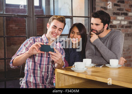 Gruppe von Freunden auf einem smartphone Stockfoto