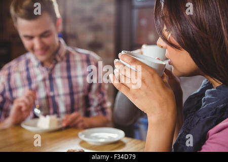 Gruppe von Freunden genießen ein Frühstück Stockfoto