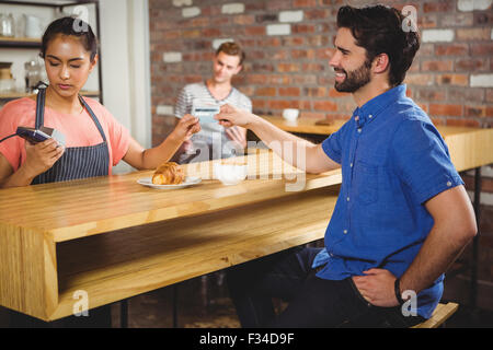 Mann mit seiner Kreditkarte bezahlen Stockfoto