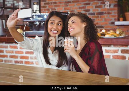 Glückliche Frauen Freunde nehmen eine selfie Stockfoto