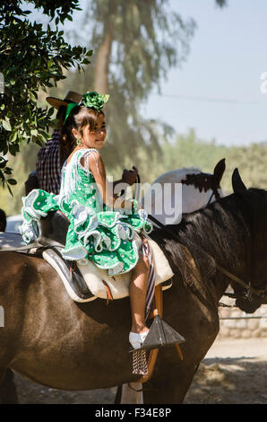 Junges Mädchen in Tracht, Reiten, katholischen Wallfahrtsort Romeria Virgen del Rosario, Fuengirola, Andalusien, Spanien. Stockfoto