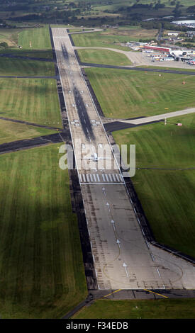 Luftaufnahme eines RyanAir-Jets abheben aus Leeds Bradford International Airport, UK Stockfoto