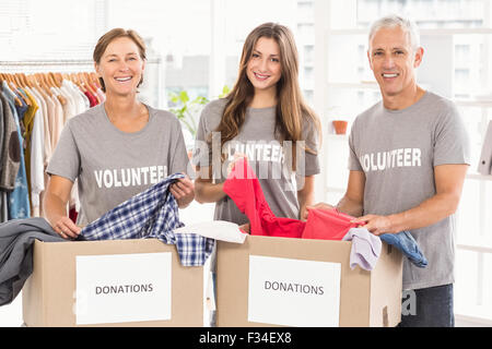 Betroffenen Geschäftsleute mit Spendenboxen Stockfoto