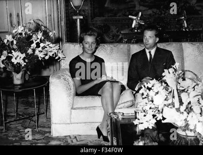 26. Dezember 1976 - von Lüttich zu heiraten An Italian Princess: Prinzessin Dona Paola Di Calabria von Italien und Prinz Albert von Lüttich, dessen offizielle Verpflichtung von der königliche Palast von Brüssel, fotografiert in Laeken Schloss Sonntag angekündigt wurde. © Keystone Bilder USA/ZUMAPRESS.com/Alamy Live-Nachrichten Stockfoto