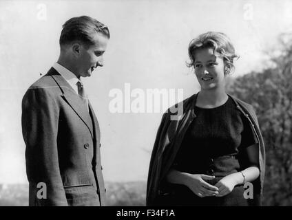 26. Dezember 1976 - Prinz Albert von Lüttich zu heiraten An Italian Princess: Prinzessin Dona Paola Di Calabria von Italien und Prinz Albert von Lüttich, dessen offizielle Verpflichtung von der königliche Palast von Brüssel, fotografiert in den Gärten Aeken schloss gestern angekündigt wurde. © Keystone Bilder USA/ZUMAPRESS.com/Alamy Live-Nachrichten Stockfoto