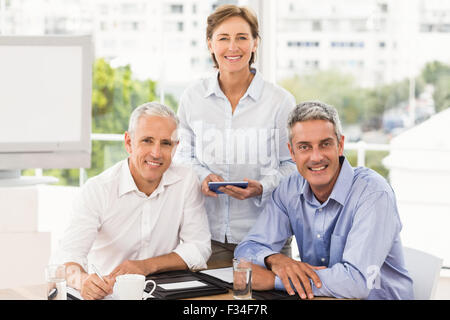 Geschäftsleute, die in die Kamera Lächeln Stockfoto