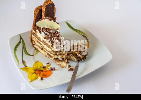 Nahaufnahme von einem Tiramisu Dessert auf eine Untertasse Stockfoto