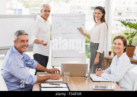 Lächelnde Geschäftsleute mit einem Treffen Stockfoto
