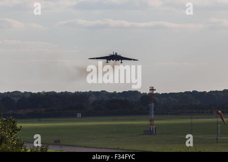 Avro Vulcan landet am Flughafen Doncaster nach einem ihrer letzten Flüge. Stockfoto