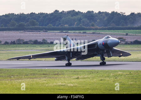 Avro Vulcan landet am Flughafen Doncaster nach einem ihrer letzten Flüge. Stockfoto