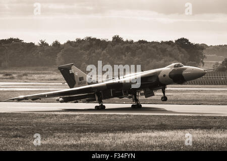 Avro Vulcan landet am Flughafen Doncaster nach einem ihrer letzten Flüge. Stockfoto