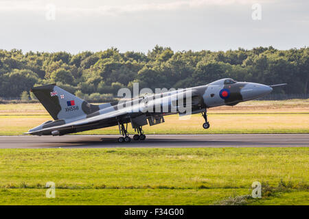 Avro Vulcan landet am Flughafen Doncaster nach einem ihrer letzten Flüge. Stockfoto